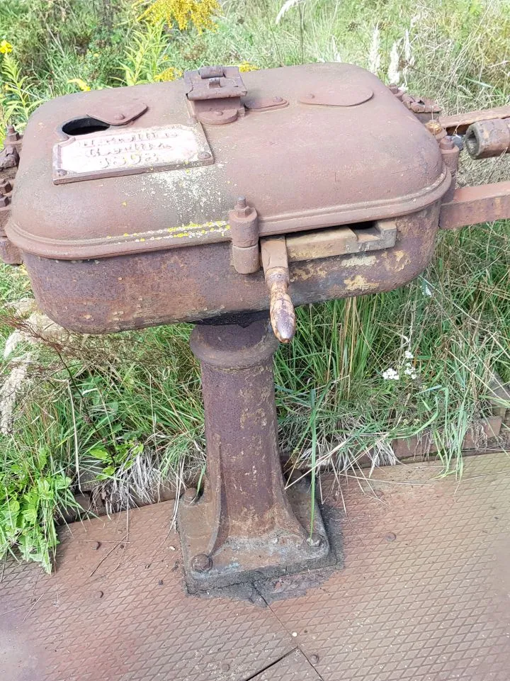 Zdjęcie starego sprzętu na stacji kolejowej